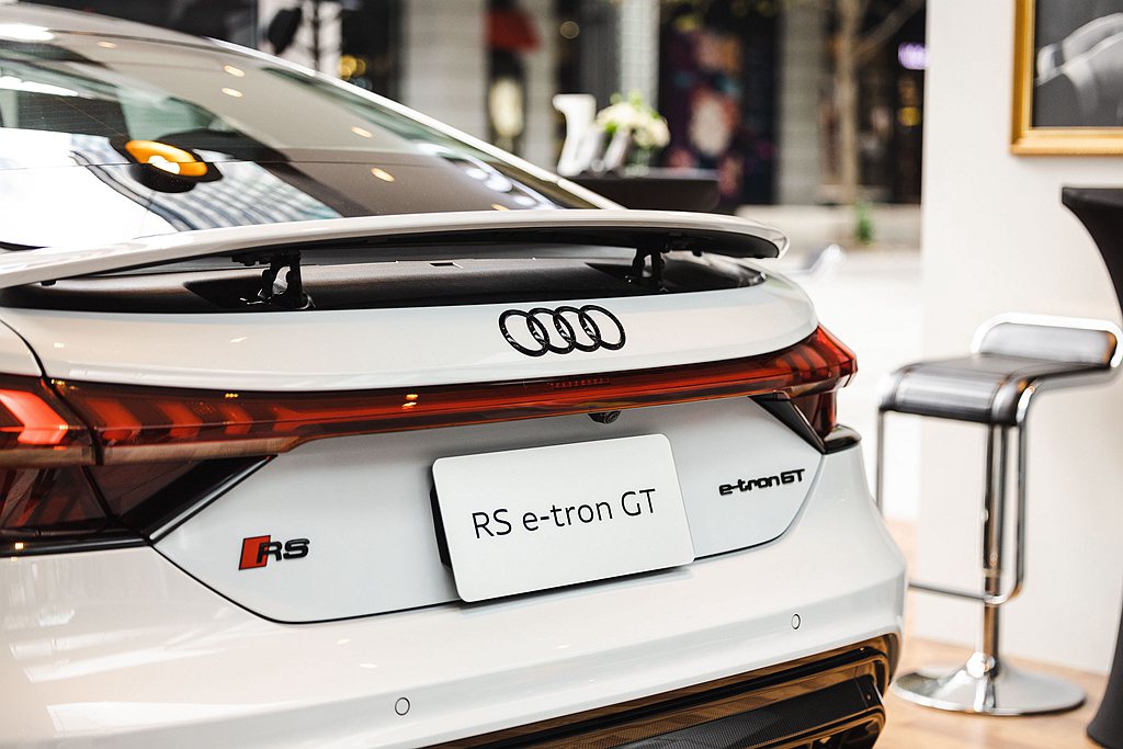 Audi RS e-tron GT對於細節的要求，舉凡Ｘ型矩陣式頭燈搭配車側鮮明...