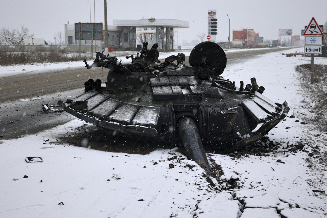 俄軍戰車遭擊毀，攝於米達列斯。 圖／歐新社