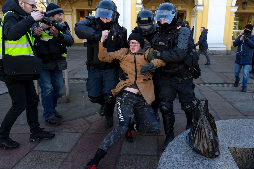 3月13日，警察逮捕一名在俄羅斯聖彼得堡抗議俄羅斯入侵烏克蘭的示威者。 圖／法新...