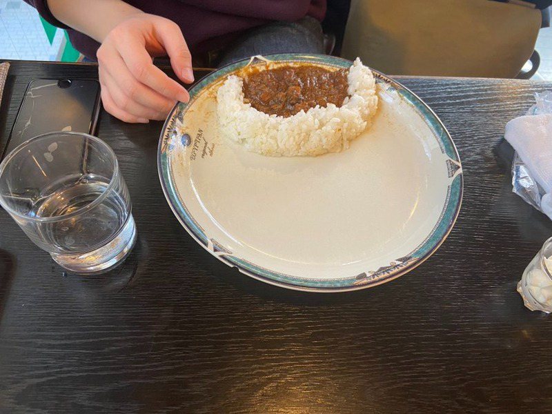 将白饭堆成「高墙」包围咖哩汁，减少残留咖哩，而且洗碗更方便。（图撷自「sh_s_sh_ma」 Twitter ）(photo:UDN)