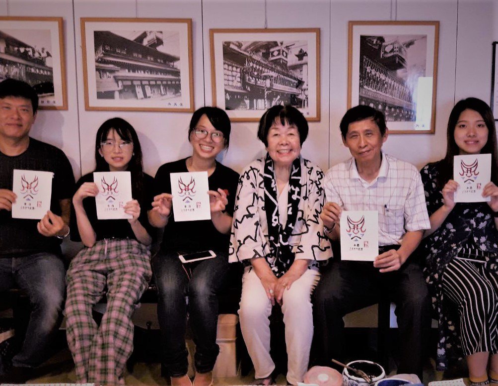 2018年日本遊學，校外活動親手製作浮世繪拓印，與老師同學合照。 圖／劉孟德提供