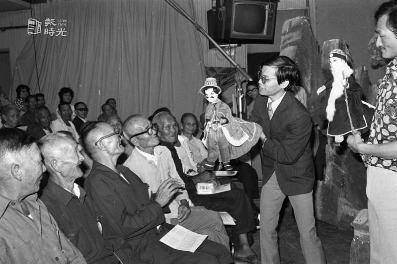 阿公阿婆遊台北第二日(廿五日)行程，圖為台視特別安排布袋戲主持人黃俊雄（右二）為他們表演布袋戲。日期：1973/9/25．攝影：段雲生．來源：聯合報