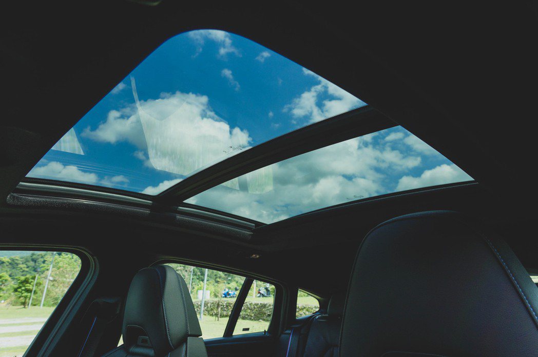 全景式電動玻璃天窗能添加車艙開闊感。 記者趙駿宏／攝影