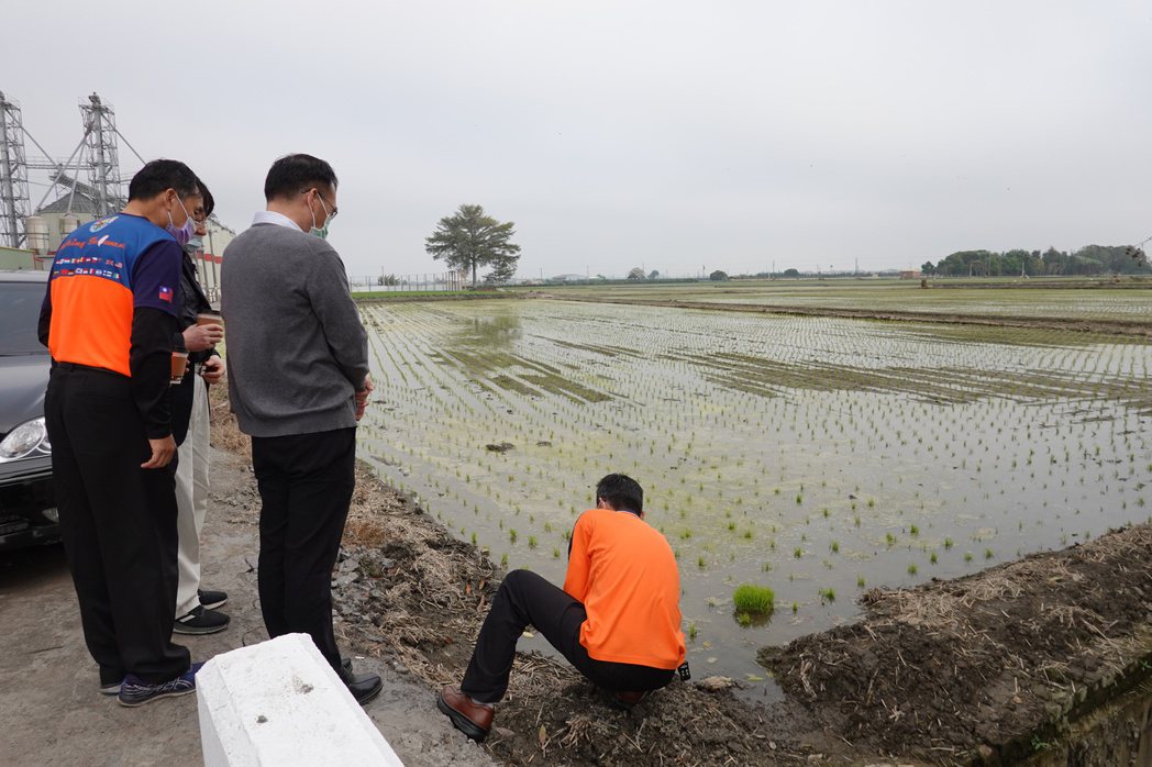 聯米企業人員向印尼代表處代表解說智慧農業場域如何控管大面積水稻田的水份有效管理可...