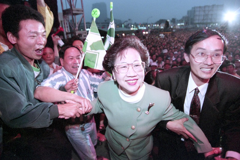 1997年3月15日民進黨呂秀蓮（中）當選成為桃園縣第一位女縣長，呂秀蓮興奮之情溢於言表。圖／聯合報系資料照片