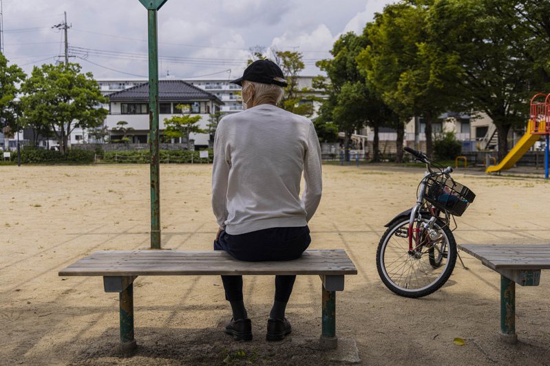 日本失智老人光田浩司（譯音）曾加入兵庫縣伊丹市的數位監測系統，以便在走失時快速找到回家的路。圖為他去年8月攝於一所安養院附近。圖／取自紐約時報