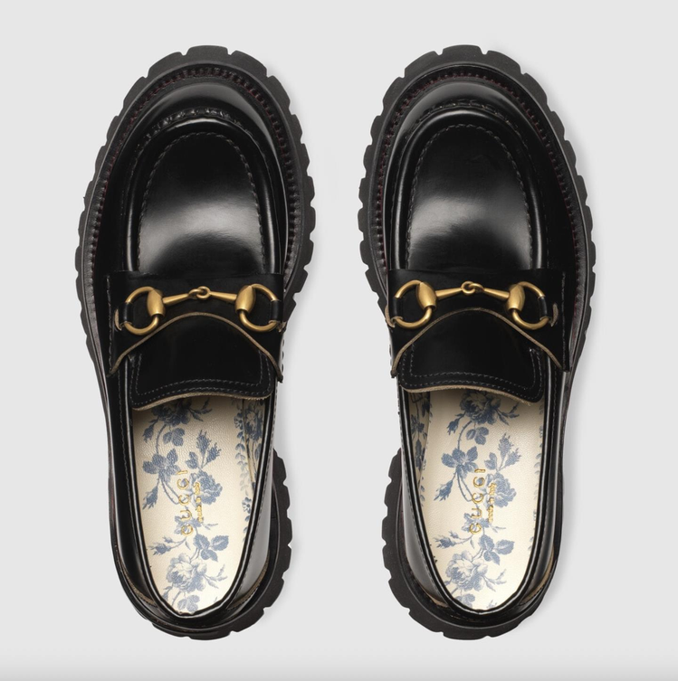 GUCCI以品牌經典符碼之一的馬銜鍊作為主角，並在腳後跟加上蜜蜂刺繡，呼應鞋子內...