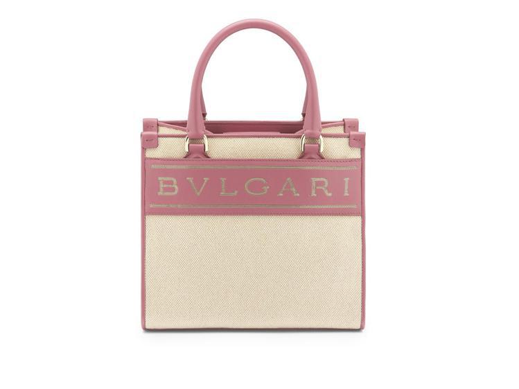 木村光希同款的BVLGARI LOGO帆布托特包也有推出薔薇石英粉色。圖／寶格麗...