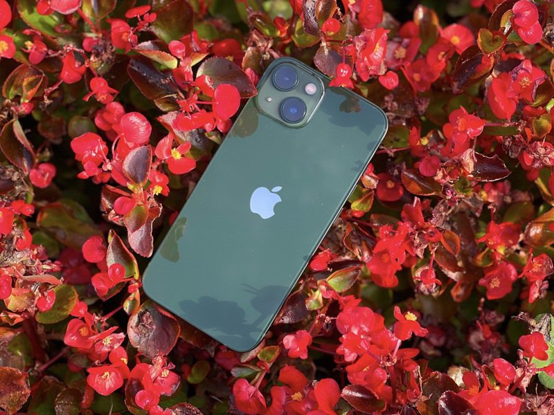 iPhone 13的綠色實際看意外地沈穩有質感，有別於以往比較年輕導向的色彩選擇。記者黃筱晴／攝影