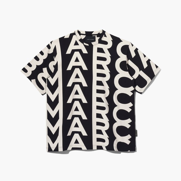 黑白Monogram寬版短袖T-Shirt，8,990元。圖／Marc Jacobs提供