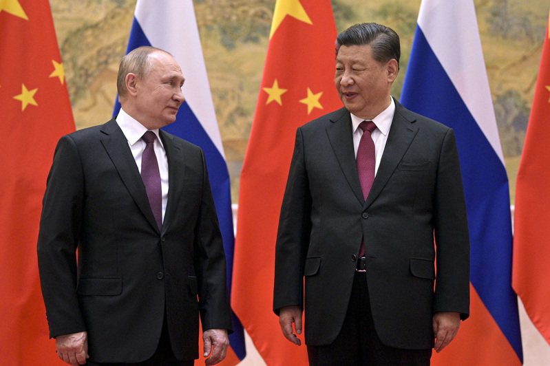 大陸國家主席習近平（右）2月4日與俄國總統普亭（左）會談後發表聯合聲明，表示「兩國友好沒有止境、合作沒有禁區」。美聯社