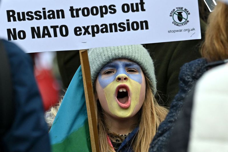 英國倫敦一名抗議者在特拉法加廣場抗議俄國入侵烏克蘭。法新社