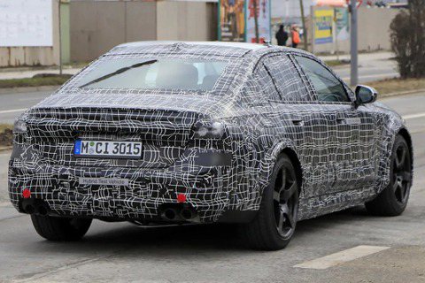 新一代BMW M5將加入混合動力行列 測試車上發現Hybrid銘牌