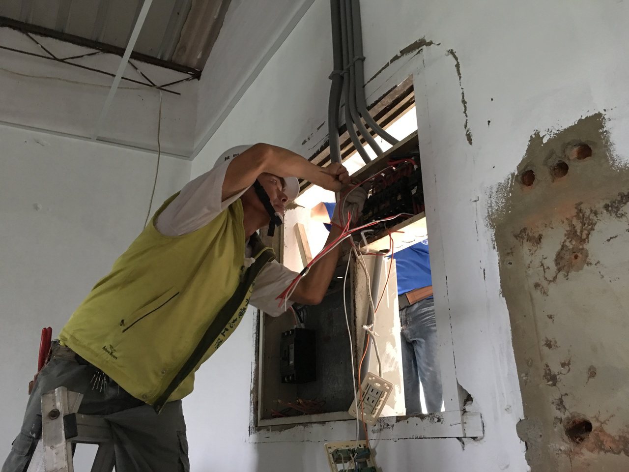 台南市木工、水電業志工60多人，利用假日進駐陽光真愛青少年夢工場修繕房子。
 ...