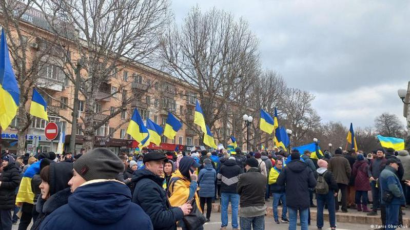 自俄罗斯对乌克兰发动战争的第一天起，乌克兰多地民众站出来抗议，用行动捍卫家园。图／德国之声中文网(photo:UDN)