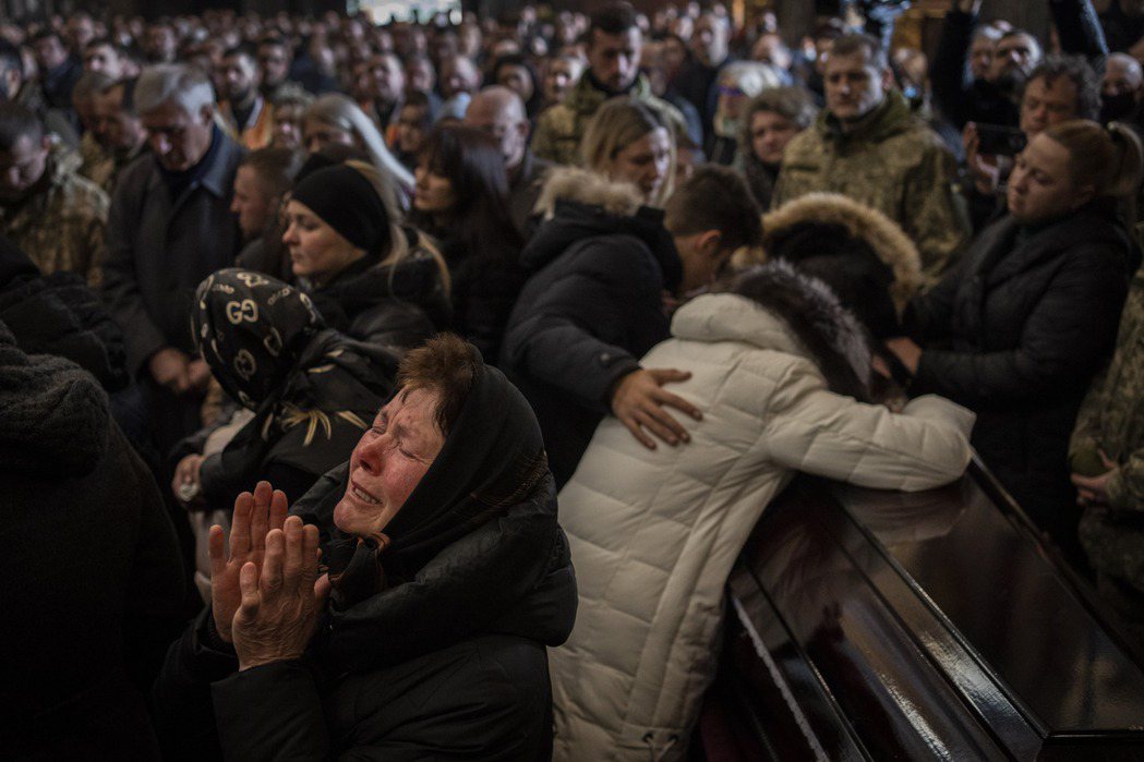 3月16日，在烏克蘭西部城市利沃夫一座教堂裡，悲痛的親友們出席四名在空襲中喪生的...