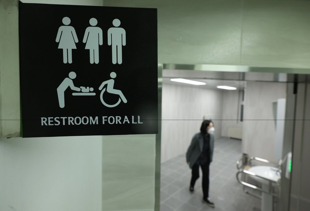 在首爾的南韓聖公會大學，設立的性別中立廁所。 圖／歐新社 