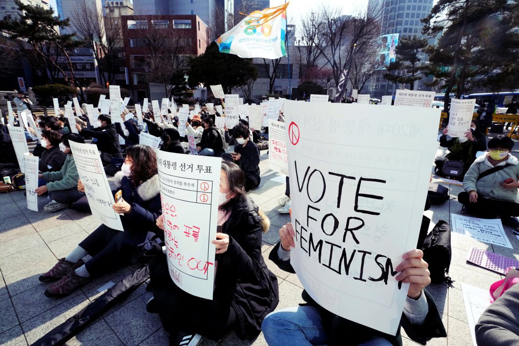 圖為2月中旬，對本次選舉惡鬥大感失望的性別平權運動團體在首爾示威。 圖／美聯社 ...