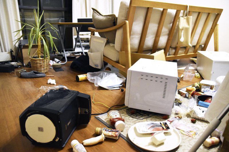 日本福島住家內的電器、家具因地震散落一地。美聯社