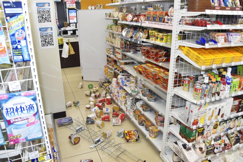 日本福島商家內的商品因地震散落一地。美聯社