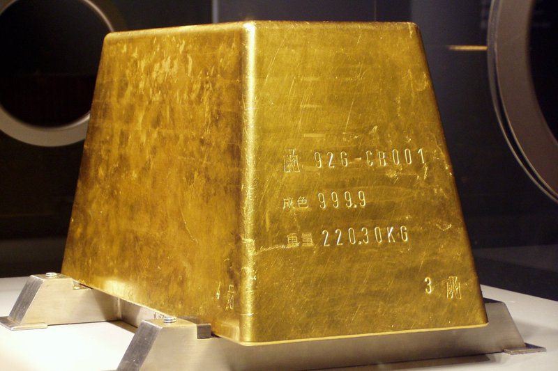 新北市黃金博物館「鎮館之寶」220.3公斤大金磚，屬於中央銀行，鑄有中央銀行標誌。圖／黃金博物館提供