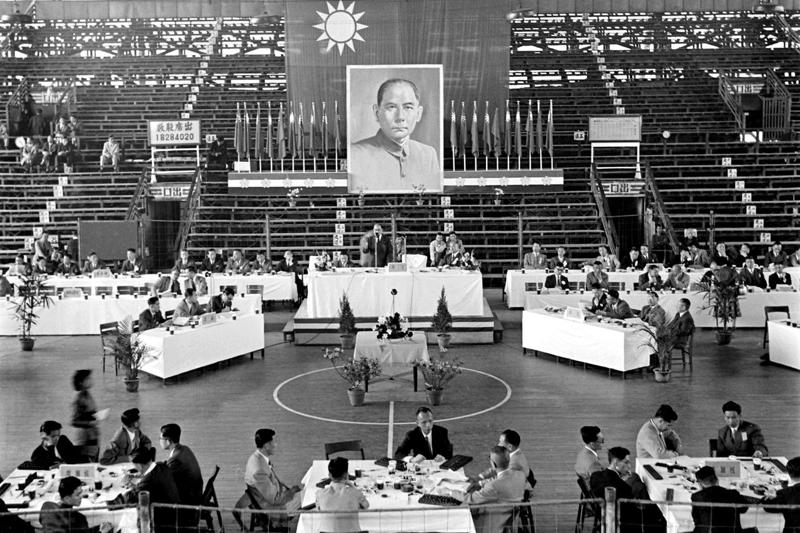 台灣工礦公司移轉民營後第一次股東大會在當時的三軍球場舉行。圖／聯合報系資料照片