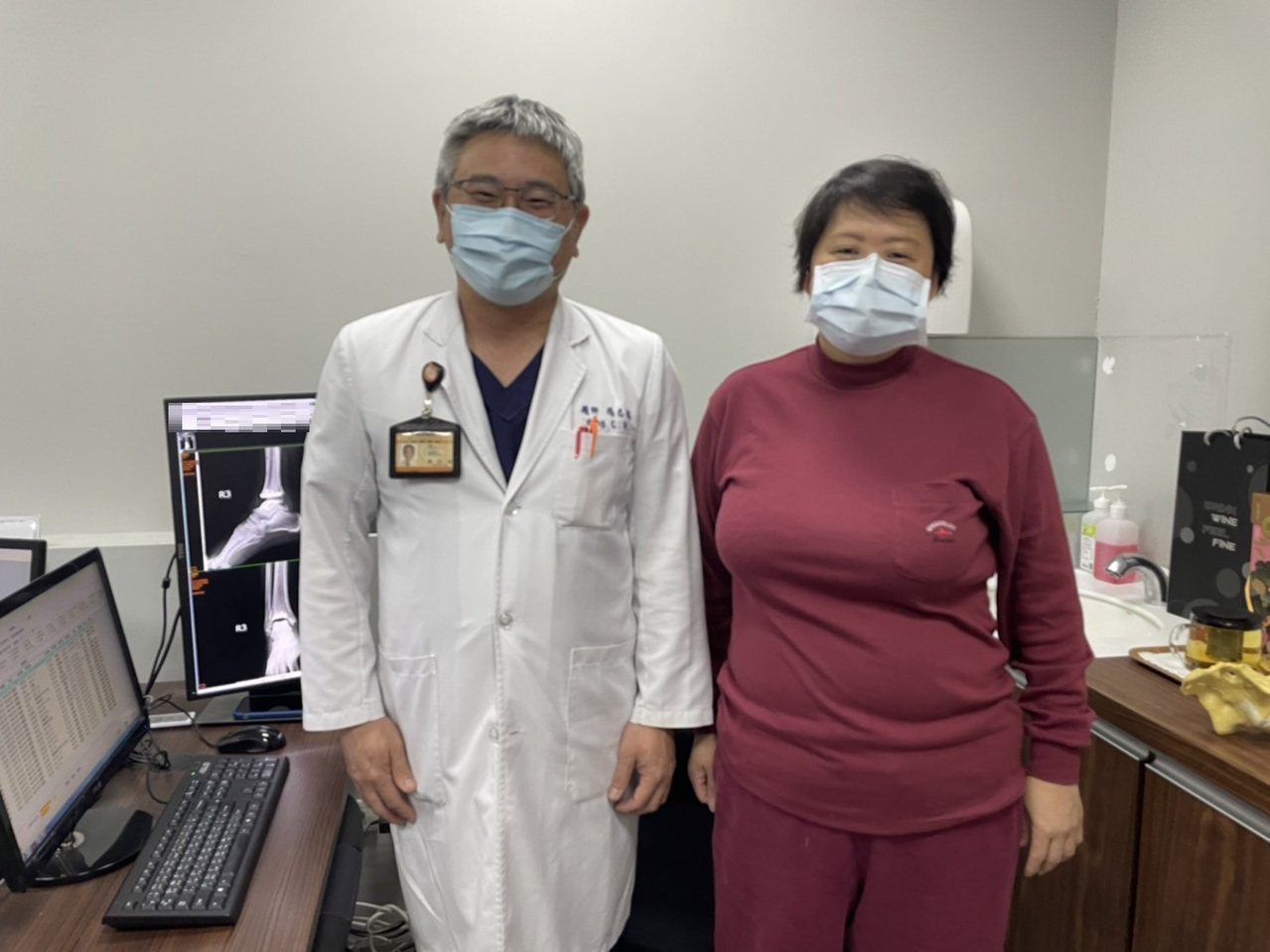 女患者（右）術後不再跛行，開心的與長安醫院骨科主任楊志鴻合影。圖／長安醫院提供