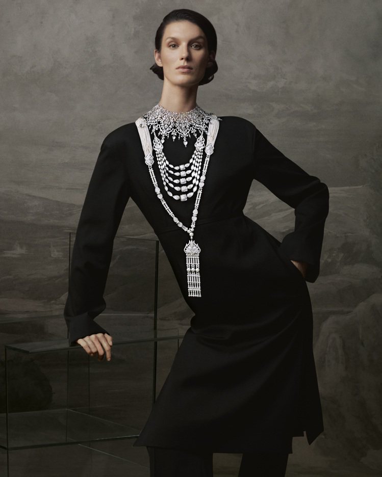 模特兒大膽同時將三款不同的高級珠寶配戴成同一造型，出自Claire Choisn...