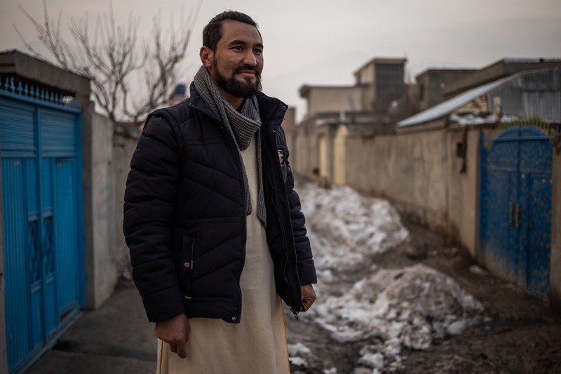 阿富汗空軍中士賈納提，曾是阿國前政府軍，接受過美軍訓練。他近日接受神學士大赦，重返空軍，他說他「得想辦法養家活口」。紐約時報