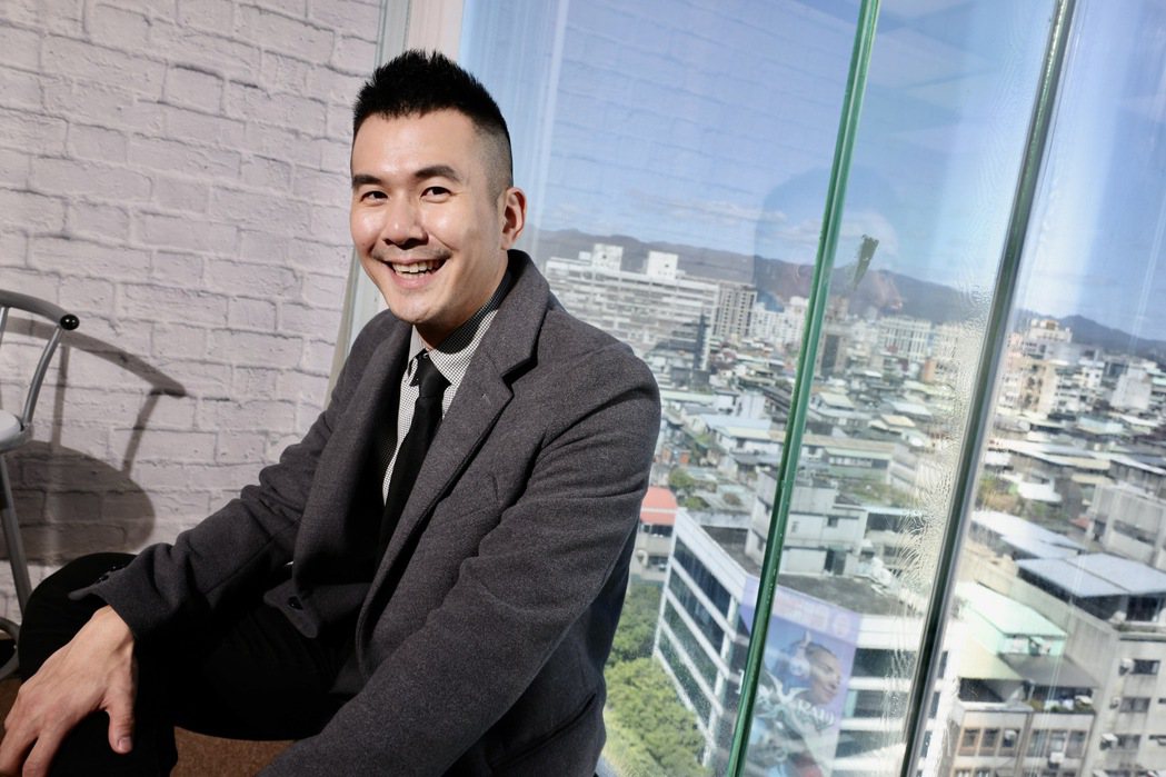 詹傑翔律師近來簽約艾迪昇經紀公司，跨界成為娛樂圈一份子。記者李政龍／攝影