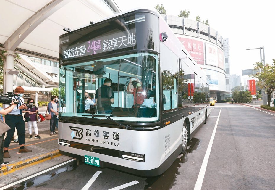 鴻海集團旗下鴻華先進科技公司打造首輛電動巴士「Model T」，昨天在高雄上路。記者劉學聖／攝影