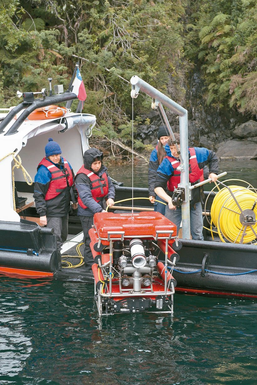 豪澤曼的團隊運用獎金購入遙控潛水機械人，協助深入探索巴塔哥尼亞峽灣生態。圖／勞力...