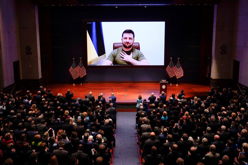 烏克蘭總統澤倫斯基透過視訊在華盛頓國會大廈向美國國會議員發表談話。 圖／路透社