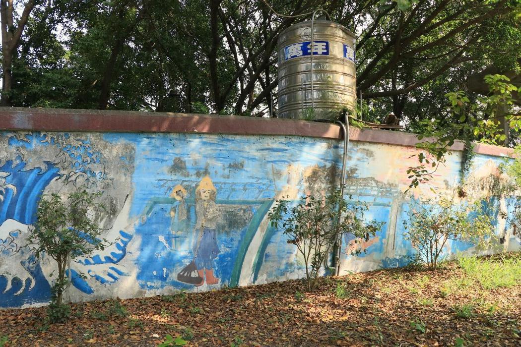 南紙卸鹽台坡道牆面有社區彩繪的「鹽田風光」。 圖／作者拍攝
