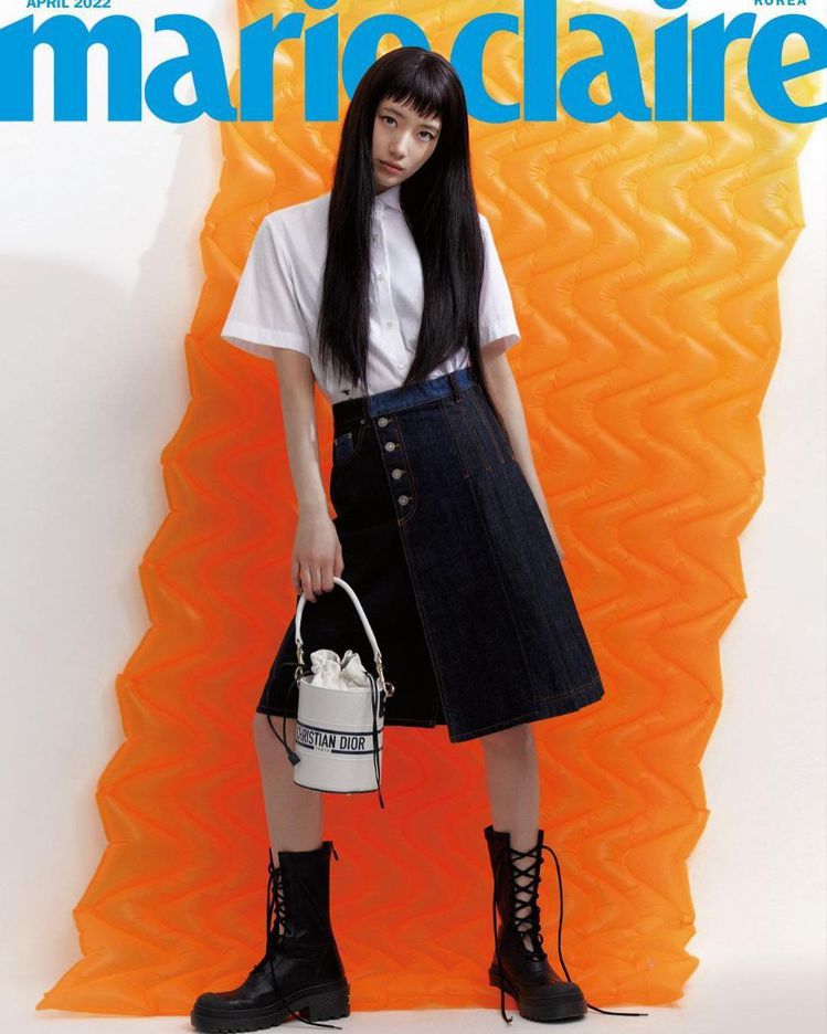 秀智演繹全新Dior Vibe micro白色皮革水桶包。圖／截自marieclairekorea.com