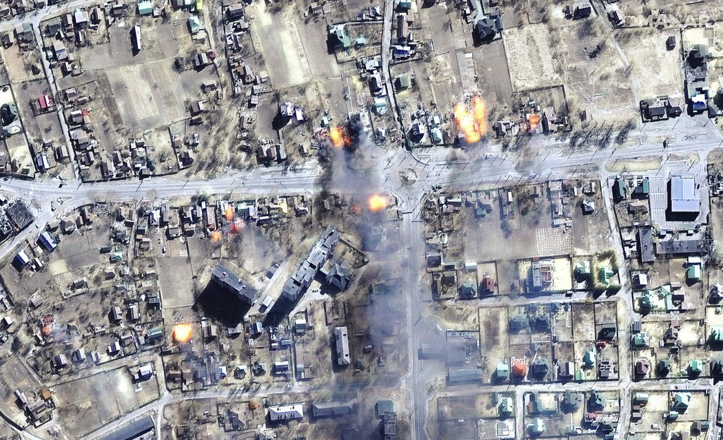 3月16日，衛星圖像顯示烏克蘭北部城市切爾尼希夫被擊中正在燃燒的建築物。 圖／路...