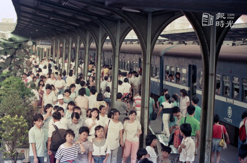 火車站人潮。日期：1988/07/02．攝影：邱勝旺．來源：聯合報