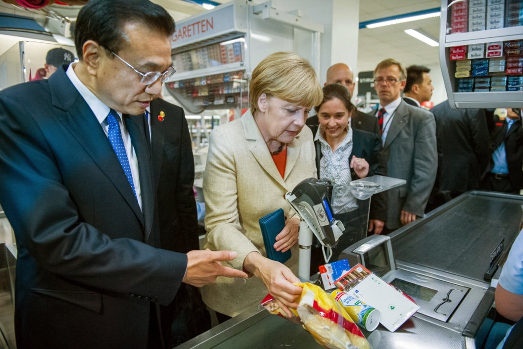 2014年李克強參訪柏林，跟梅克爾逛超市。 圖／美聯社
