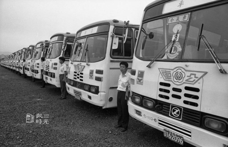 檢視公車運輸籌備情形，在世貿中心東側停車場停了百輛自強公車。日期：1987/6/27。來源：聯合報
。攝影：林建榮
