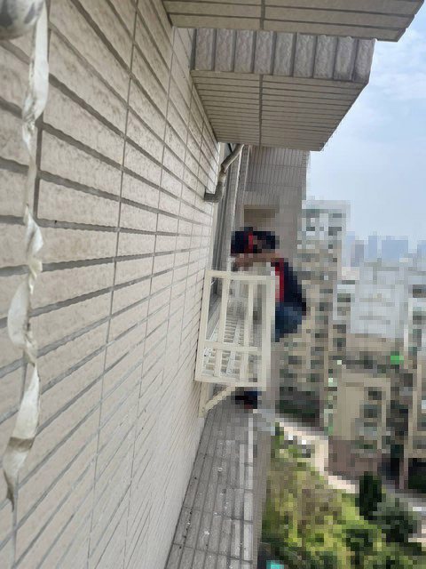 網友的朋友表示冷氣師傅在11樓高空作業卻無防護措施，令人十分擔憂。圖擷自PTT