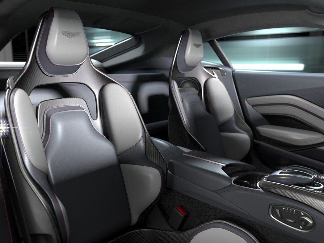 V12 Vantage配備輕量化碳纖維跑車座椅。 圖／摘自Aston Marti...
