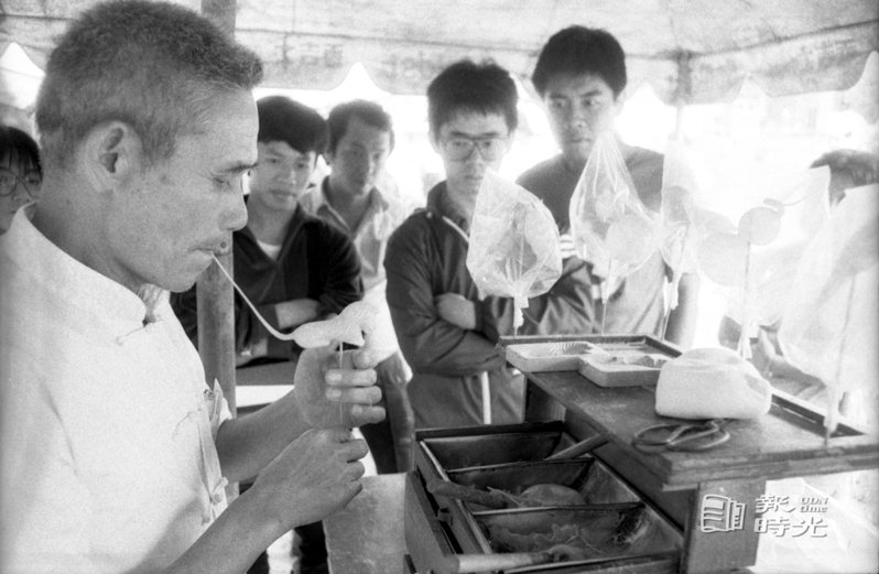 圖為傳統民俗技藝表演吹糖人。日期：1985/09/24．攝影：馮立罡．來源：聯合報
