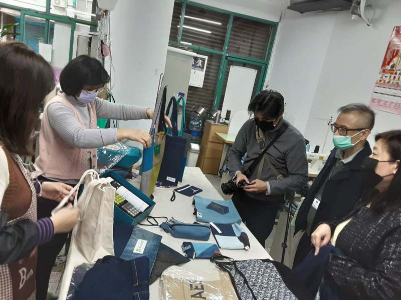 台北市婦女新知工坊的中高齡二度就業婦女，把二手牛仔褲，回收後經過巧手拆線、整料、再縫製，立刻改頭換面。 圖／取自「新知工坊」臉書