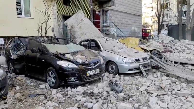 俄罗期持续入侵乌克兰首都基辅，造成许多居民房屋和汽车损毁。 路透社(photo:UDN)