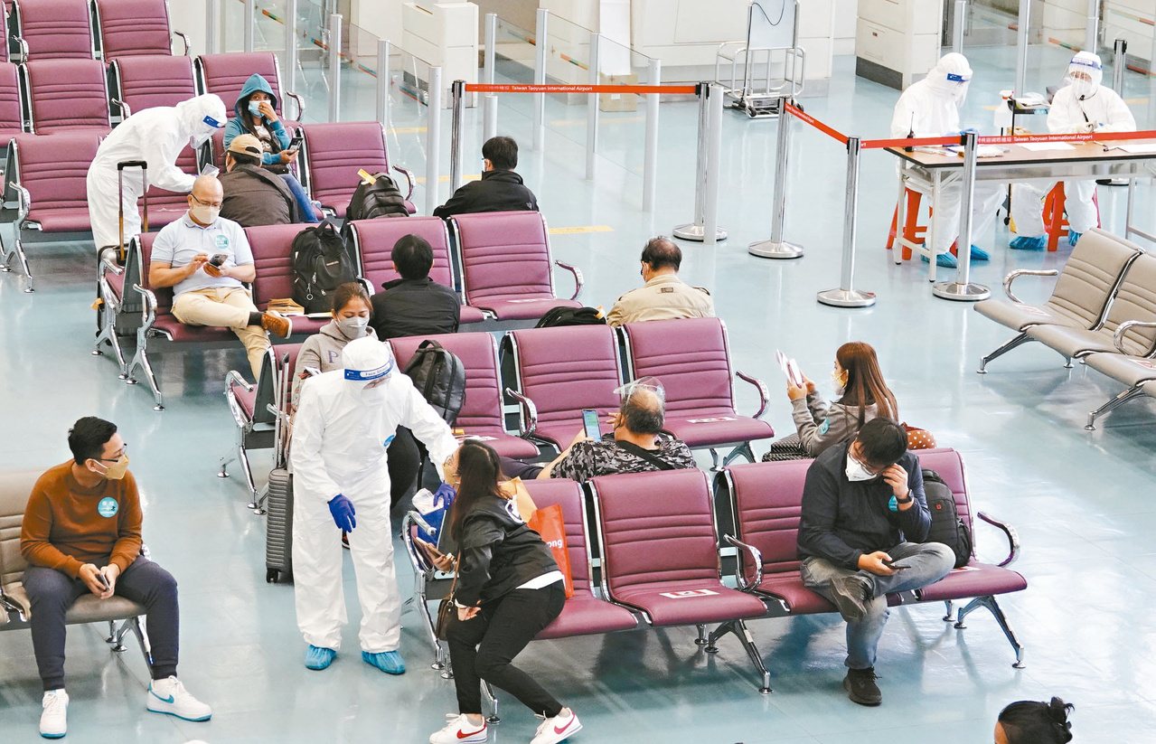 指揮中心表示，南韓境外移入個案多，考慮將南韓入境班機列入落地採檢範圍。圖為機場防疫人員協助落地採檢旅客完成相關程序。本報資料照片