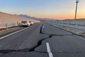 日本昨夜在東北地區發生芮氏規模7.4的強震，福島縣內快速道路因地震損毀。法新社