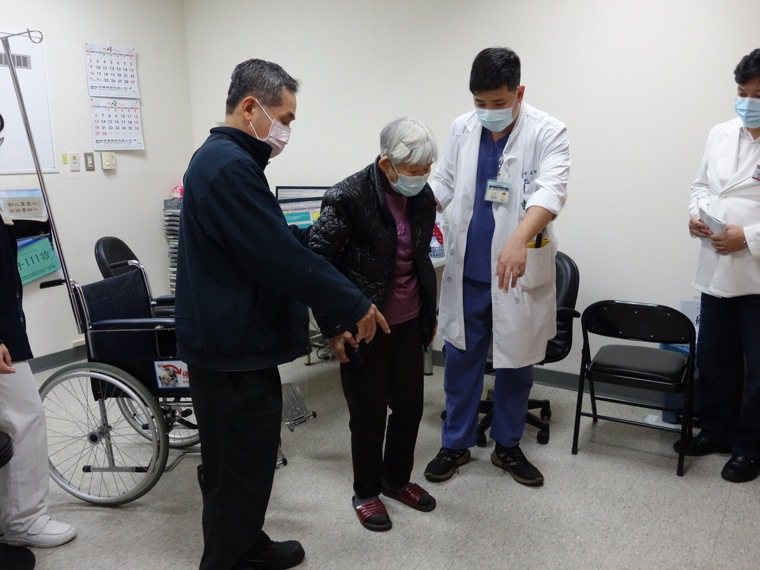83歲簡阿嬤去年3月疑似腦中風失去意識送大林慈濟醫院目前阿嬤已可用助行器四處走動...