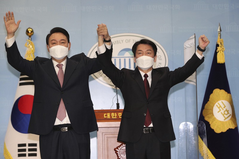 南韓總統大選在野陣營候選人尹錫悅（左）與安哲秀（右）在選前完成整合，尹錫悅以不到0.8%得票數差距勝選。美聯社