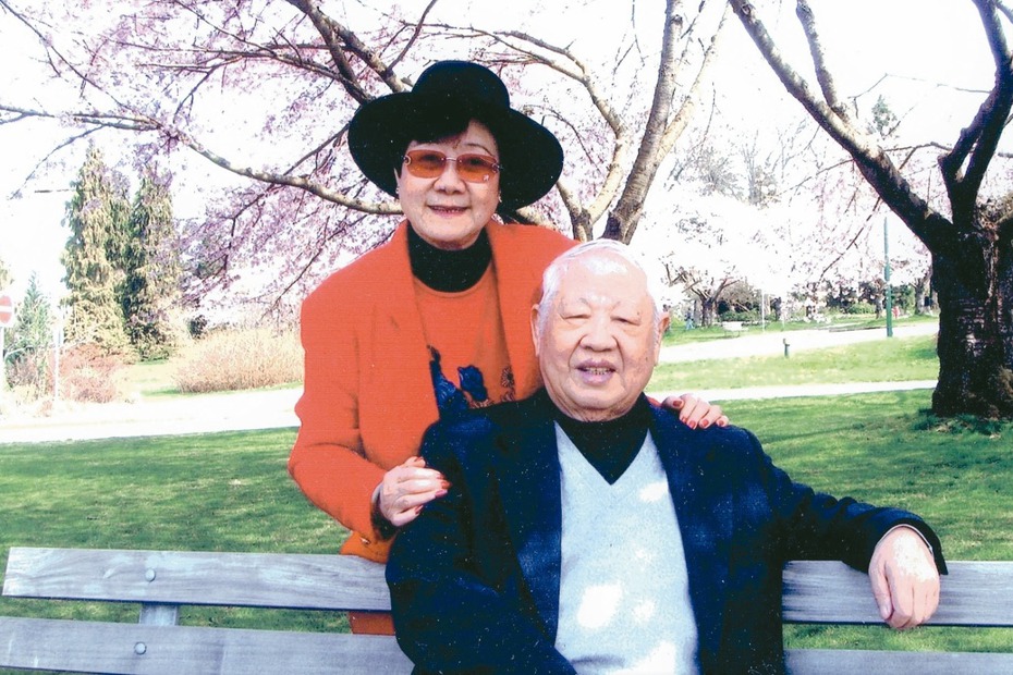 洛夫（前）、陳瓊芳伉儷一九九六年移居溫哥華。（圖／陳瓊芳提供）