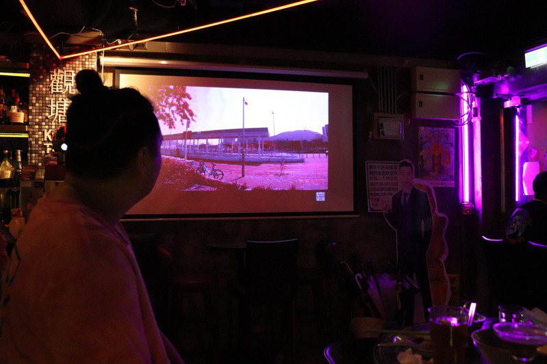熟門熟路的在台港人才知道的酒吧「獅鬥」，每天螢幕播放著香港街景，港人透過螢幕思鄉。記者呂佳蓉／攝影